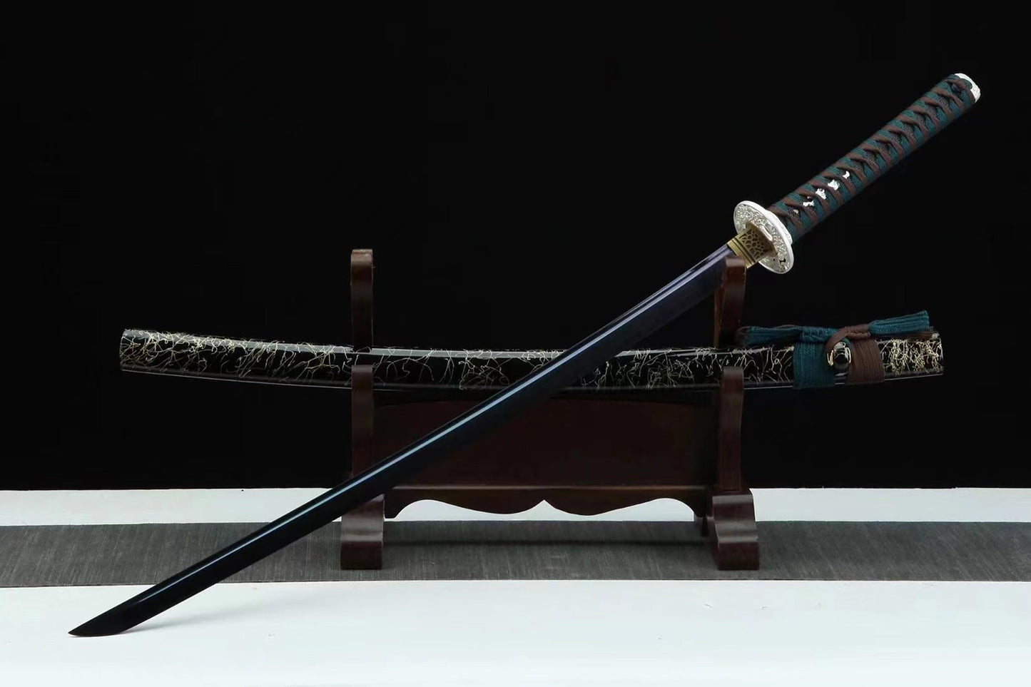 The Garasu Katana-fusion of traditional Japanese swordsmanship and contemporary elegance. Silver accents